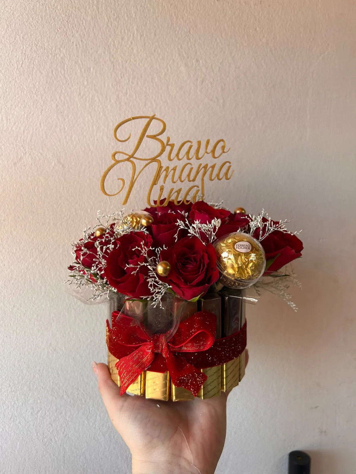 Choco box s cvijećem i personaliziranim topperom
